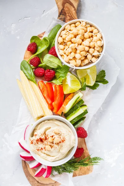 Humus ile sebze ve bir ahşap tahta snacks