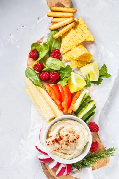 Humus ile sebze ve bir ahşap tahta snacks