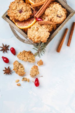 Noel ev yapımı kurabiye ve yeni yıl sembolleri. 