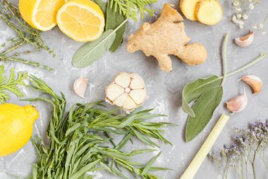 malzemeler, baharat ve otlar bir beton zemin üzerine