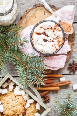 Hatmi ile sıcak Noel kakao