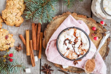 Hatmi ile sıcak Noel kakao