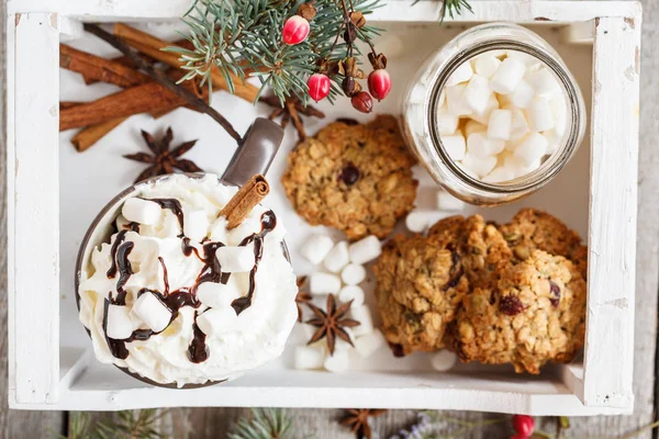 Hatmi ile sıcak Noel kakao