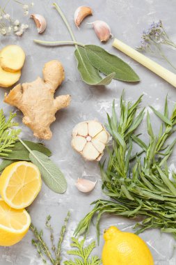malzemeler, baharat ve otlar bir beton zemin üzerine