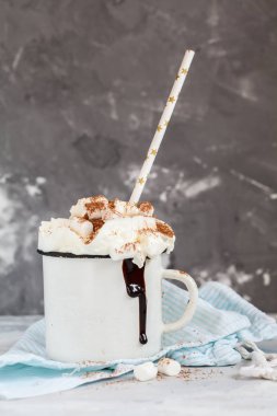 kakao krema ve tarçın bir beton zemin üzerine