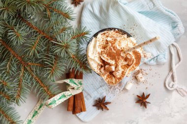 kakao krema ve tarçın bir beton zemin üzerine