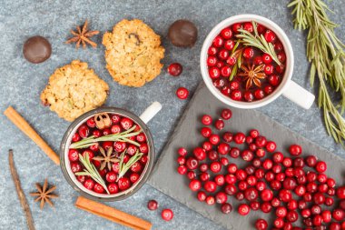 sıcak kış mulled şarap kızılcık ve baharatlar ile.