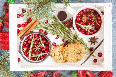 sıcak kış mulled şarap kızılcık ve ahşap b içinde baharatlar ile