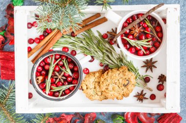 sıcak kış mulled şarap kızılcık ve ahşap b içinde baharatlar ile