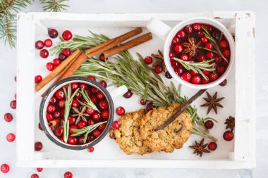 sıcak kış mulled şarap kızılcık ve ahşap b içinde baharatlar ile