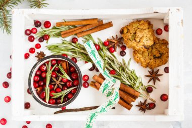 sıcak kış mulled şarap kızılcık ve ahşap b içinde baharatlar ile