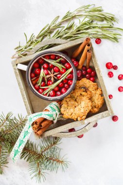 sıcak kış mulled şarap kızılcık ve ahşap b içinde baharatlar ile