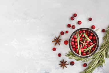 Kış mulled şarap ile kızılcık ve baharat hafif bir backgr üzerinde