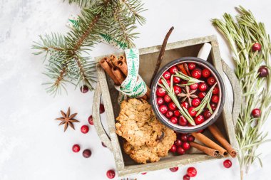 sıcak kış mulled şarap kızılcık ve ahşap b içinde baharatlar ile