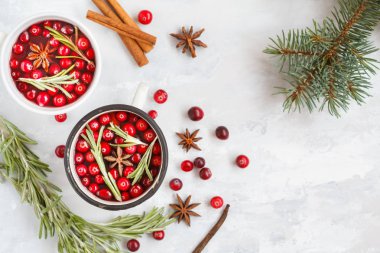 Kış mulled şarap ile kızılcık ve baharat hafif bir backgr üzerinde