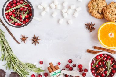 Kış mulled şarap ile kızılcık ve baharat hafif bir backgr üzerinde