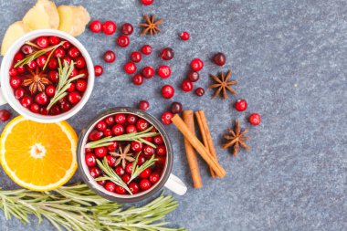 Kış mulled şarap kızılcık ve baharatlar ile.