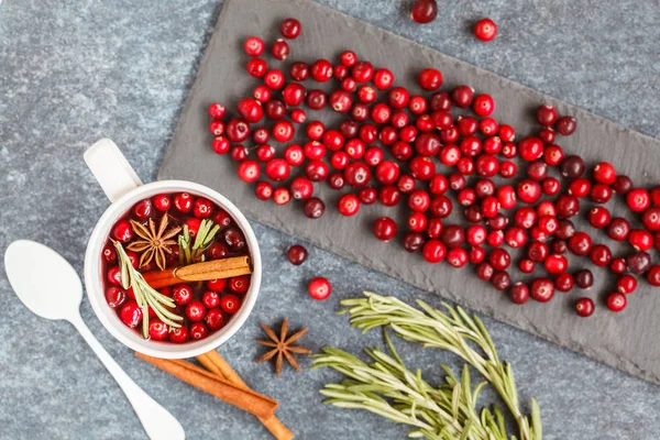 sıcak kış mulled şarap kızılcık ve baharatlar ile.