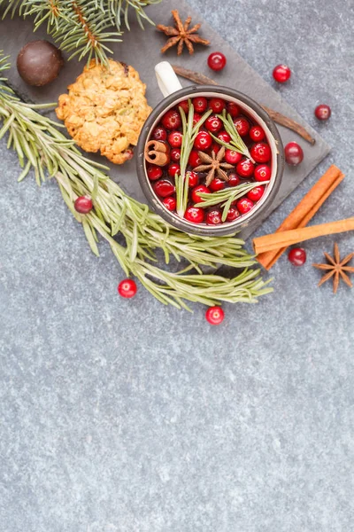 sıcak kış mulled şarap kızılcık ve baharatlar ile.