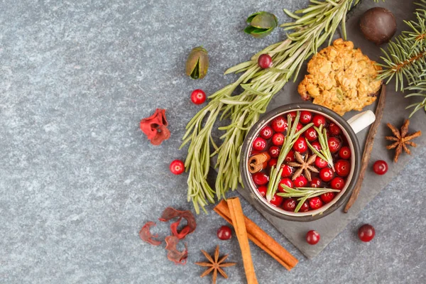 sıcak kış mulled şarap kızılcık ve baharatlar ile.