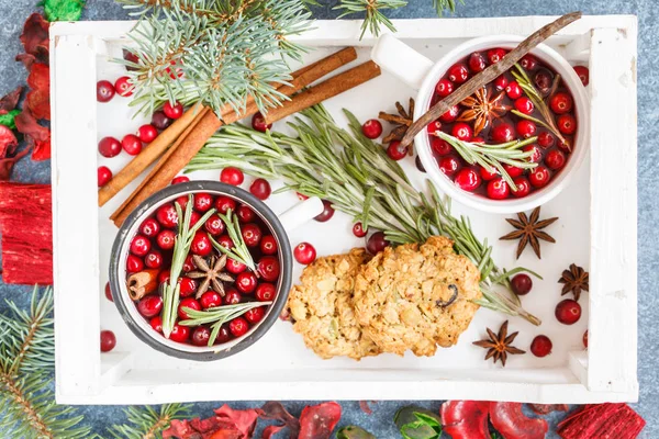 sıcak kış mulled şarap kızılcık ve ahşap b içinde baharatlar ile