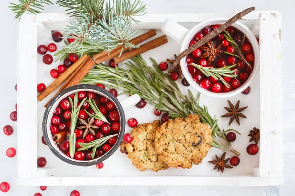 sıcak kış mulled şarap kızılcık ve ahşap b içinde baharatlar ile