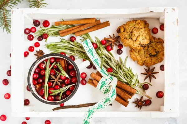 sıcak kış mulled şarap kızılcık ve ahşap b içinde baharatlar ile