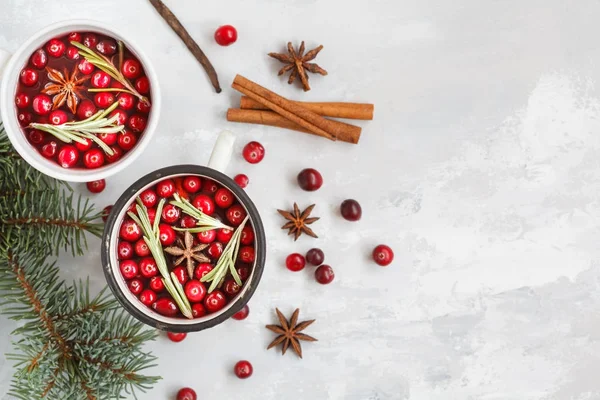 Kış mulled şarap ile kızılcık ve baharat hafif bir backgr üzerinde