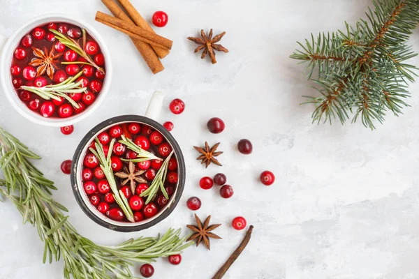Kış mulled şarap ile kızılcık ve baharat hafif bir backgr üzerinde