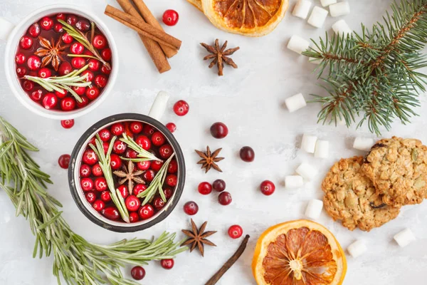 Kış mulled şarap ile kızılcık ve baharat hafif bir backgr üzerinde