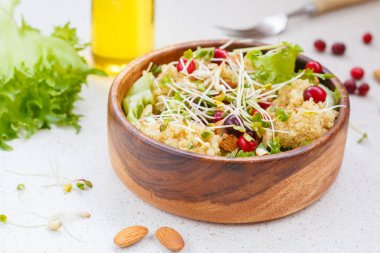 Salata quinoa, kızılcık ve badem ile. 