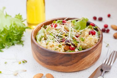 Salata quinoa, kızılcık ve badem ile. 