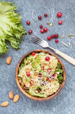 Salata quinoa, kızılcık ve badem ile. 