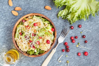 Salata quinoa, kızılcık ve badem ile. 