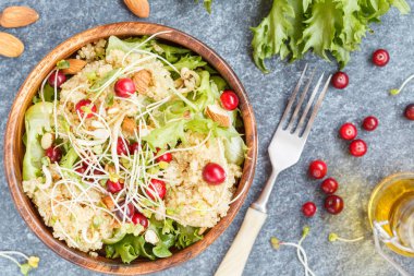 Salata quinoa, kızılcık ve badem ile. 