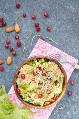 Salata quinoa, kızılcık ve badem ile. 