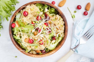 Salata quinoa, kızılcık ve badem ile. 