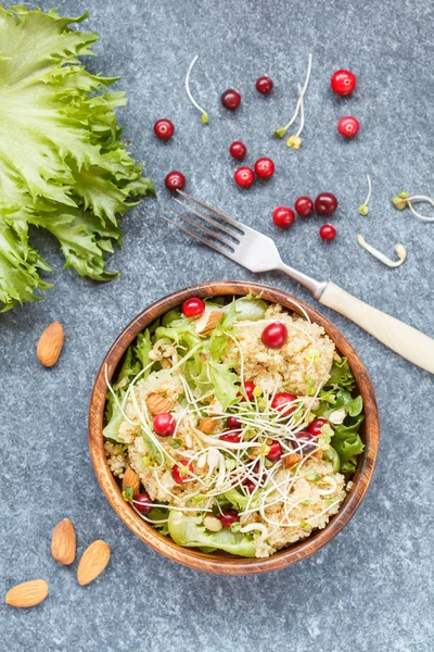 Salata quinoa, kızılcık ve badem ile. 