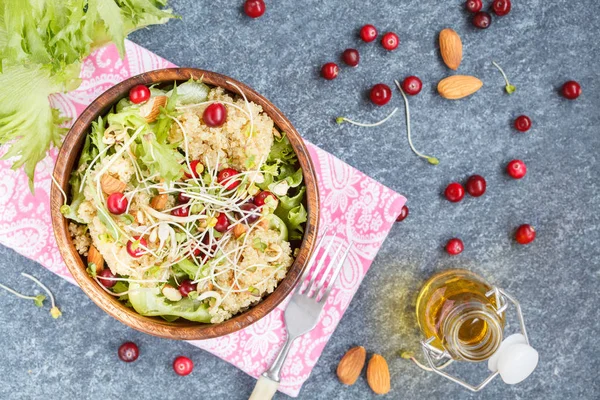 Salata quinoa, kızılcık ve badem ile. 