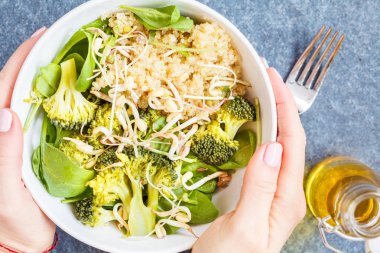 Quinoa, brokoli ve Humus ile Buda kase.