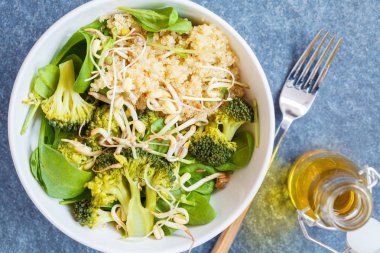Brokoli ve quinoa ile sağlıklı vegan salatası. 