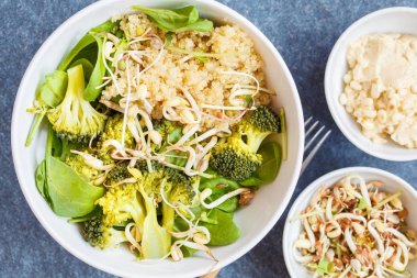 Quinoa, brokoli ve Humus ile Buda kase.