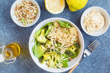 Quinoa, brokoli ve Humus ile Buda kase.