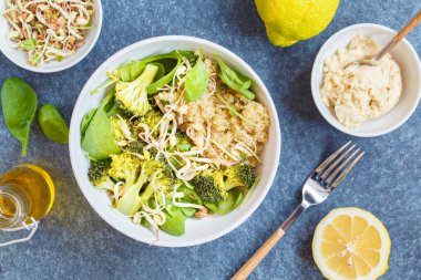 Quinoa, brokoli ve Humus ile Buda kase.
