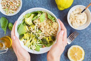 Brokoli ve quinoa ile sağlıklı vegan salatası. 