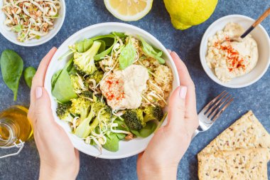 Brokoli ve quinoa ile sağlıklı vegan salatası. 
