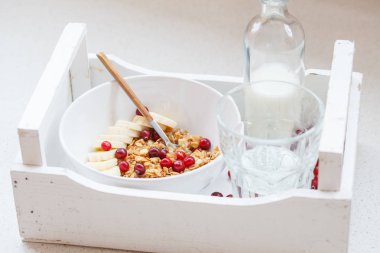 Muz ve çilek kahvaltı ile müsli.