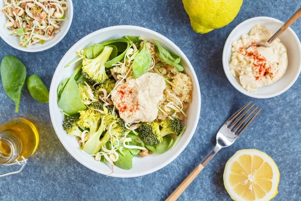 Quinoa, brokoli ve Humus ile Buda kase.