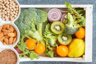 sağlıklı sebze salatası için malzemeler