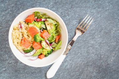 Brokoli, Balık ve quinoa ile sağlıklı salata